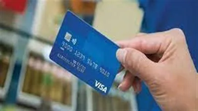 ما هي قيمة العمولات التى تفرضها البنوك على عمليات السحب ببطاقة المشتريات؟