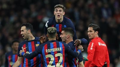 نجم برشلونة يحدد موقفه من الرحيل أو البقاء 