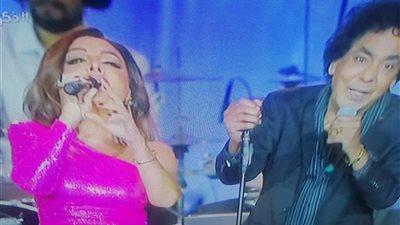 محمد منير وأنغام يشعلان مسرح أبو بكر بأغنية 