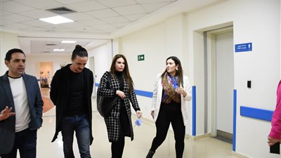 بالصور.. دنيا عبد العزيز برفقة زوجها في زيارةانسانية لمرضى القلب