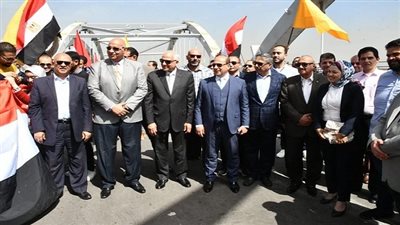 محافظ الجيزة ورئيس الجهاز المركزى للتعمير يشهدان التشغيل التجريبي لمحور الفريق كمال عامر بطول 12كم 