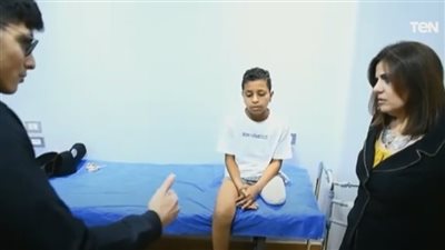 شاهد.. وزيرة الهجرة تسلم أحد أطفال 