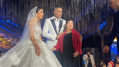 عاجل| بالصور.. طفلة من ذوي الهمم تبهر الجميع بجمالها وتلتقط الصور مع حسن شاكوش وزوجته