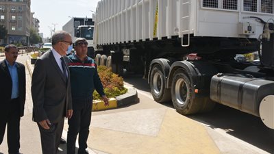 محافظ القليوبية يتفقد سيارتي مكبس لدعم منظومة النظافة بمدينة بنها