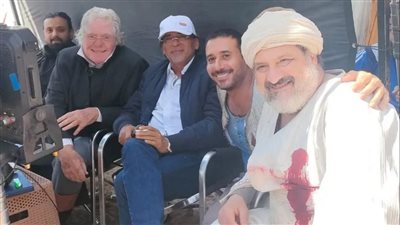 حسين فهمي برفقة نجوم مسلسل 