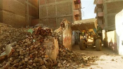 محافظ الشرقية يأمر بإزالة منزل آيل للسقوط حرصًا على أرواح وممتلكات المواطنين