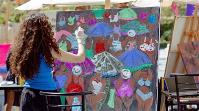 احتفالا بيوم المرأة العالمي.. معرض فني لعدد من الفنانات بممشى الداو بالغردقة