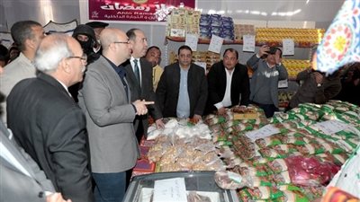 شاهد.. إقبال كبير على شراء السلع من معارض 