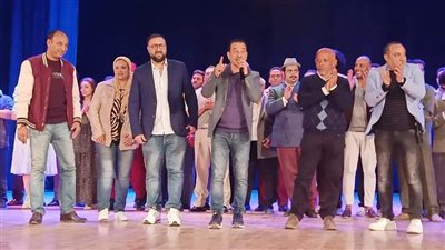 رئيس هيئة قصور الثقافة يشهد العرض المسرحي 