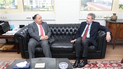  عاجل| وزير المالية يستعرض برنامج الطروحات الحكومية على السفير الأيطالي 