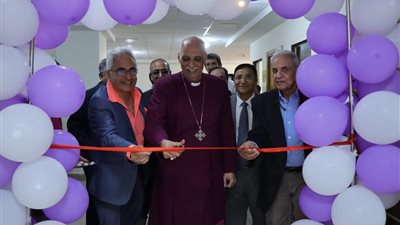 رئيس أساقفة الكنيسة الأسقفية يفتتح مجموعة من العيادات