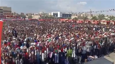 طلاب يتسلقون أسوار جامعة عين شمس لحضور حفل أحمد سعد