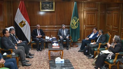 محافظ القليوبية يناقش تنفيذ مشروع إدارة تلوث الهواء وتغيير المناخ