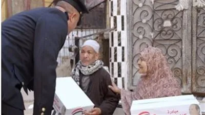 قبل رمضان.. مأمورى أقسام ومراكز الشرطة يوزعون عبوات غذائية مجانية على المواطنين 