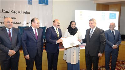 تسليم  عقود المنتفعين بـ٣١  وحدة وورشة حرفية بالمجمع الصناعي  بمركز نصر النوبة