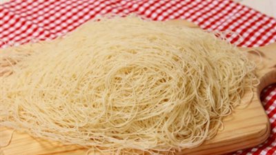 حلويات رمضان.. طريقة عمل عجينة الكنافة في المنزل