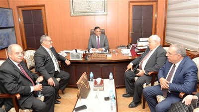 محافظ الدقهلية يستقبل وفد البنك الزراعى لاستلام كوبونات دعم الأسر الأولى بالرعاية (صور)