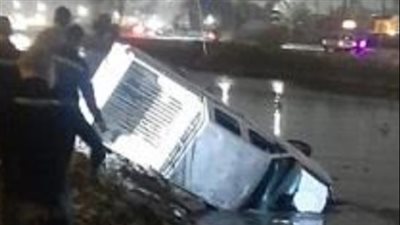 اختلال عجلة القيادة.. تفاصيل سقوط سيارة ربع نقل بترعة المريوطية 