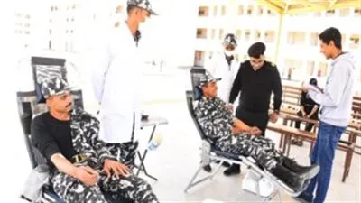 رجال الشرطة يشاركون فى حملة تبرع بالدم بأسيوط 