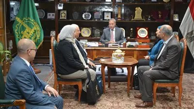 محافظ القليوبية يستقبل أعضاء البنك الزراعي المصري لتقديم تبرع لصالح الأسر الأكثر احتياجا 