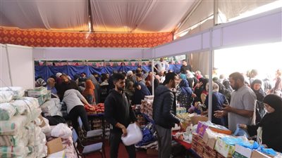 حملات للتأكد من توافر السلع الغذائية واللحوم بأسعار مخفضة بـ أهلا رمضان بالمنيا