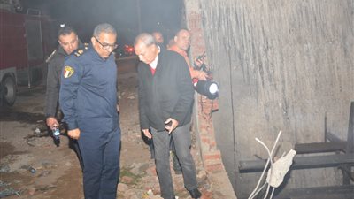 السيطرة على حريق مصنع المراتب بالعبور - صور 