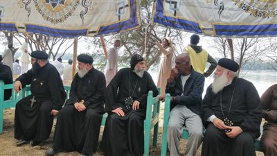 الأنبا بيشوى يزور اسر المفقودين فى غرق فلوكه بنصر النوبة(فيديو)