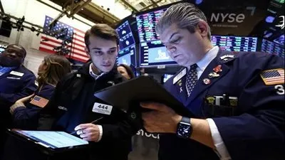 وول ستريت تغلق على ارتفاع مع تهدئة مسؤولين بالاتحادي المخاوف بشأن البنوك