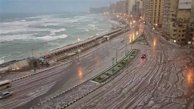 مشى إدوارد الخراط ينهار..الطقس السئ والأمواج السبب والمواطنون يتهمون الزلزال