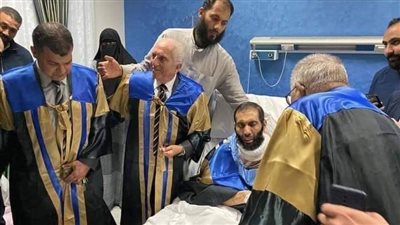 داخل العناية المركزة.. باحث بجامعة الأزهر يناقش الدكتوراه على سرير المرض (فيديو)