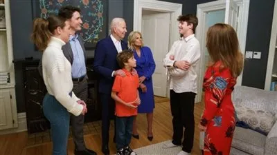 شاهد.. نجل رئيس وزراء كندا يستقبل بايدن دون حذاء وجوارب متسخة