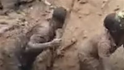 مشهد بطولي.. عامل ينقذ بشجاعة زملائه بعدما انهار عليهم منجم في الكونغو