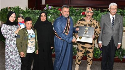 قوات الصاعقة تستقبل عددا من طلبة الجامعات وتكرم مجموعة من أسر الشهداء