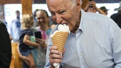 طالبو بإقالته من منصبه.. حب بايدن للآيس كريم يثير غضب الأمريكيين