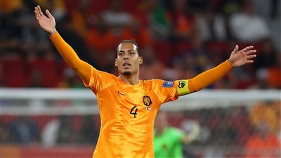 فان دايك.. هجره والده فأصبح نجما تاريخيا