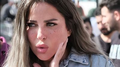 ريم مصطفى ثائرة وتشارك في جمعة الغضب بالحلقة الثامنة من سره الباتع