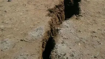 شقوق أرضية عملاقة تتوسع في البرازيل.. ترعب السكان وتهدد حياتهم