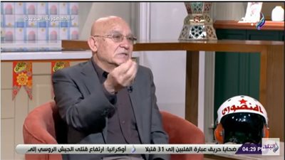 شاهد.. لحظة بكاء اللواء طيار أحمد المنصوري على الهواء لهذا السبب 