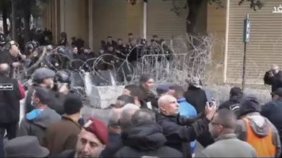 شاهد.. العسكريون المتقاعدون في لبنان يعودون لحراكهم الميداني (فيديو)