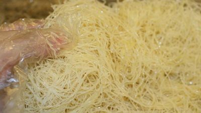 حلويات رمضان.. طريقة عمل عجينة الكنافة في المنزل