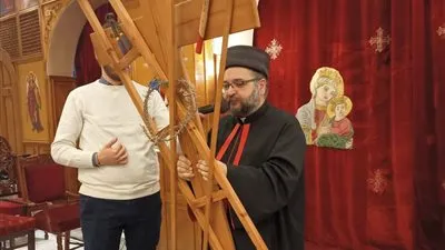 المدبر البطريركي للكلدان يشارك في صلاة درب الصليب بكنيسة العذراء بشبرا