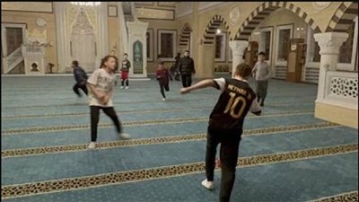 جون مشترك| مساجد تتحول لملاعب كرة قدم.. ورجال دين يعلقون (تقرير خاص)