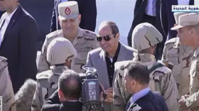 شاهد.. ماذا فعل السيسي مع جندي لا يجيد القراءة والكتابة