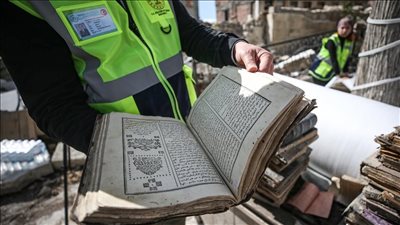 شاهد.. استخراج 300 قطعة أثرية من أسفل أنقاض زلزال تركيا