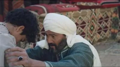 بقلب رحيم.. خالد النبوي يساعد طفل للتخلص من السرقة وتعليم الأمور الدينية 