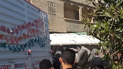  خسائر انقلاب مقطورة سيارة نقل على منزل في الدقهلية 