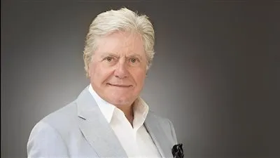 وزيرة الثقافة تلتقي الفنان حسين فهمي لبحث ترتيبات الدورة 45 لمهرجان القاهرة السينمائي الدولي