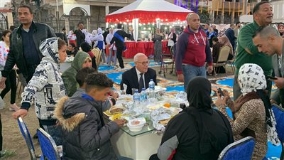 محافظ بورسعيد يتناول وجبة الإفطار مع أسرة وأطفال أيتام