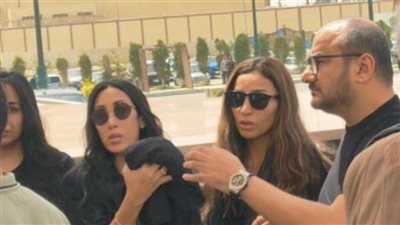  انهيار الفنانة دينا الشربيني من البكاء لحظة وصول جثمان والدها لمسجد المشير 