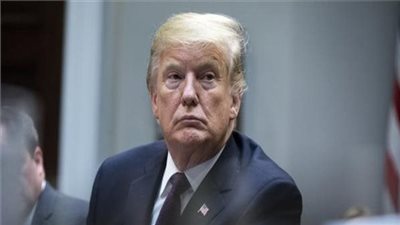 عاجل| محاكمة ترامب.. صورة جديدة لرئيس أمريكا السابق المتهم في ردهات المحكمة